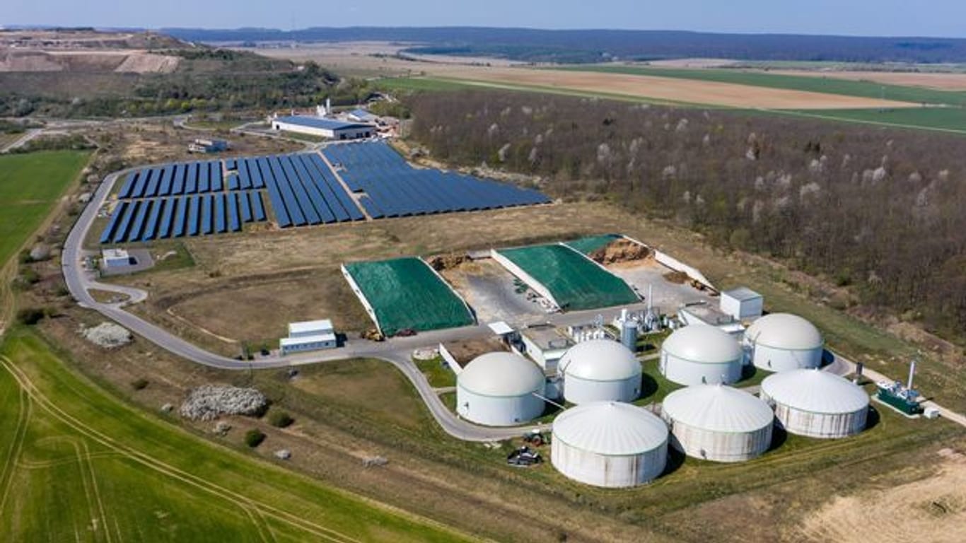 Biogasanlage vor Solarpark