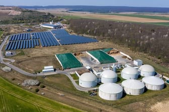 Biogasanlage vor Solarpark