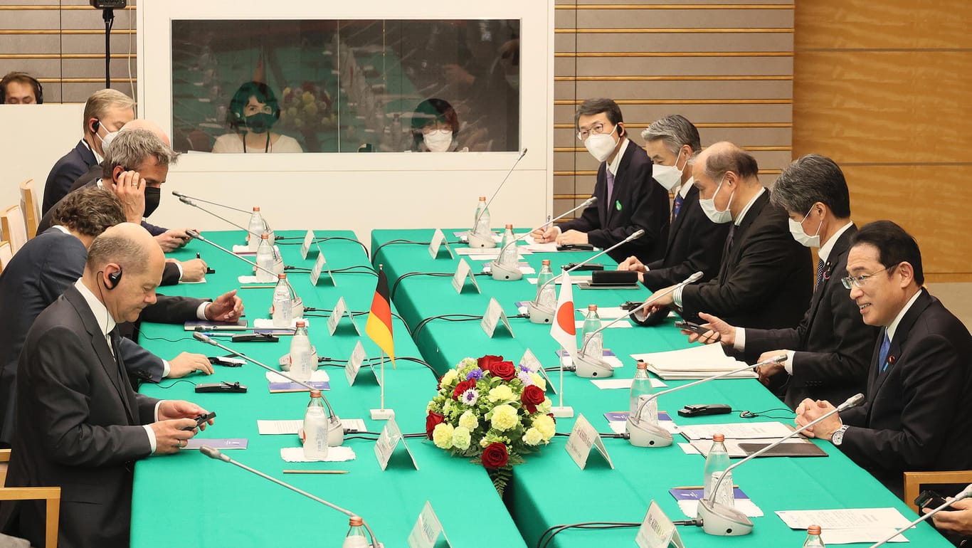 Bundeskanzler Olaf Scholz (SPD, l.) spricht mit Fumio Kishida (r.), Premierminister von Japan, in der offiziellen Residenz des Premierministers.