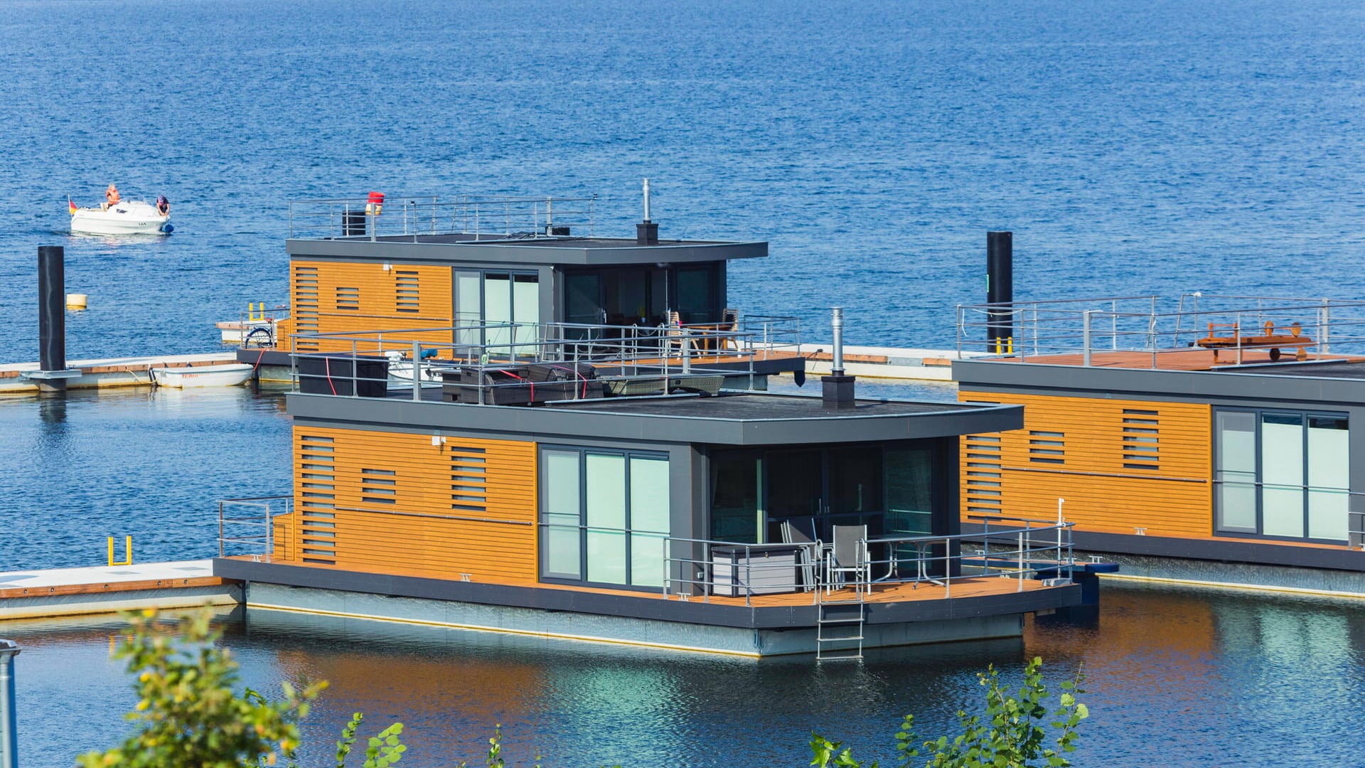 Schwimmende Ferienhäuser (Symbolbild): Besondere Orte benötigen natürlich auch besonderes Gepäck.