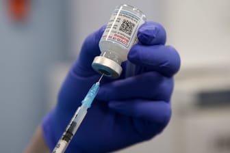 Impfung gegen Covid-19 (Symbolfoto): Seit rund sechs Wochen gibt es eine deutschlandweite Impfpflicht im Gesundheitswesen.