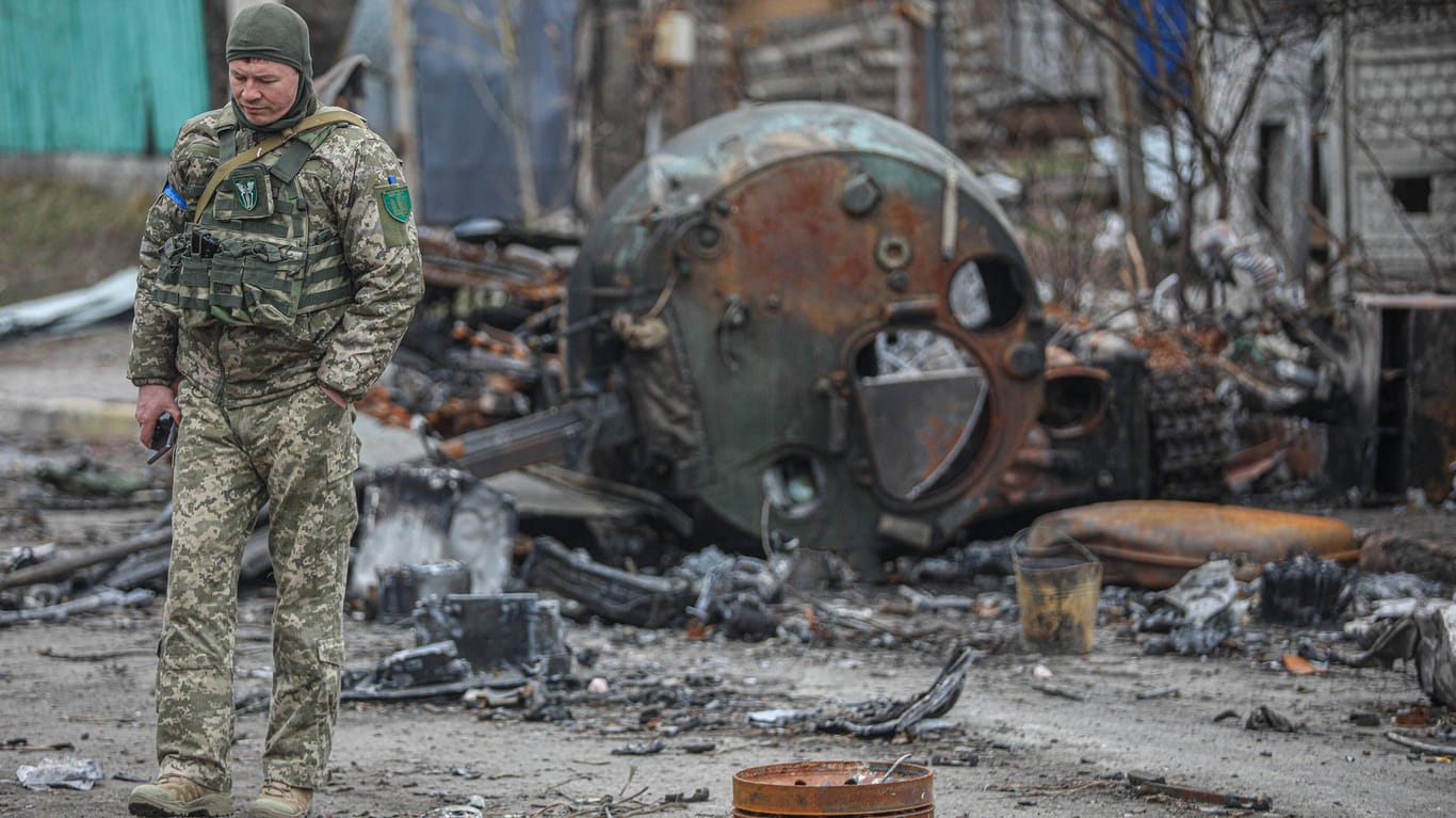 Ukrainischer Soldat in Butscha: Russische Soldaten haben in dem Kiewer Vorort schwere Menschenrechtsverstöße begangen.
