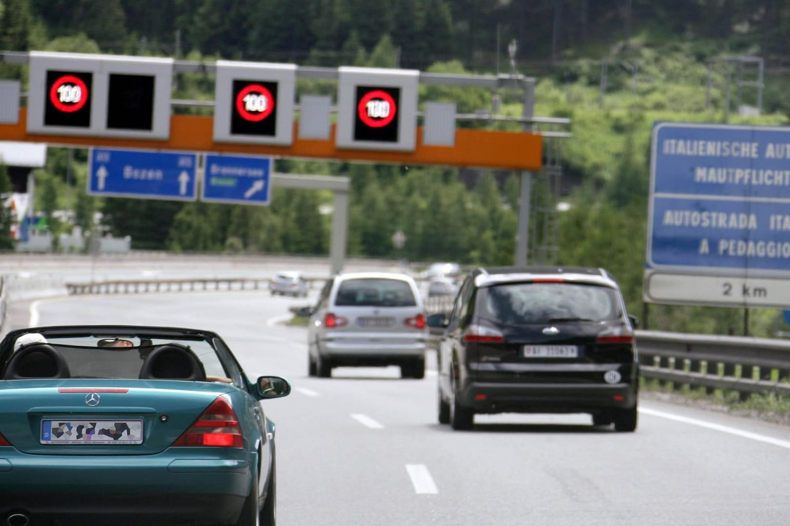 Tempolimit in Italien (Symbolbild): Wer im Urlaub Auto fährt, sollte ein paar Regeln beachten.