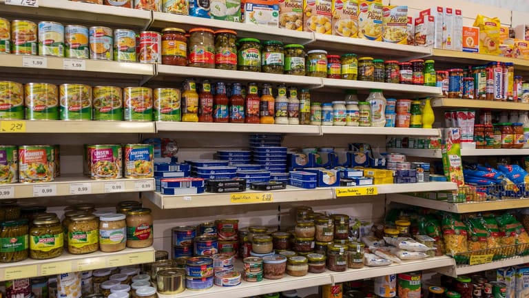 Supermarktregal: In Sachen Nahrungsmittel vertrauen Konsumenten vor allem Dr. Oetker. (Symbolbild)