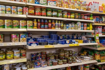 Supermarktregal: In Sachen Nahrungsmittel vertrauen Konsumenten vor allem Dr. Oetker. (Symbolbild)