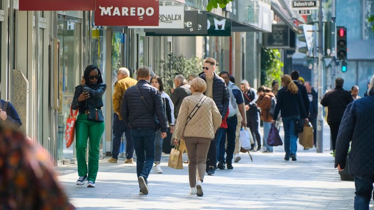 Einkaufsstraße in Düsseldorf (Symbolbild): Die steigenden Preise vermiesen vielen Deutschen aktuell die Shoppinglaune.
