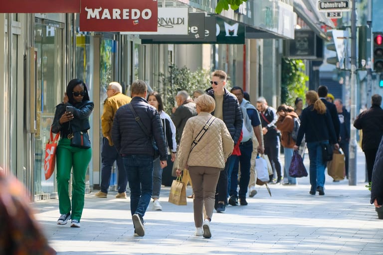Einkaufsstraße in Düsseldorf (Symbolbild): Die steigenden Preise vermiesen vielen Deutschen aktuell die Shoppinglaune.