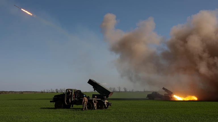 Ukrainische Raketenwerfer feuern auf russische Stellungen: Beide Seiten können aktuell im Ukraine-Krieg keinen großen Geländegewinne erzielen.