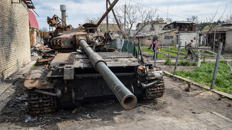 Ein zerstörter russischer Panzer steht auf dem Hof eines Privathauses in Hostomel: Russland und die Ukraine verzeichnen im Krieg aktuell hohe Verluste.