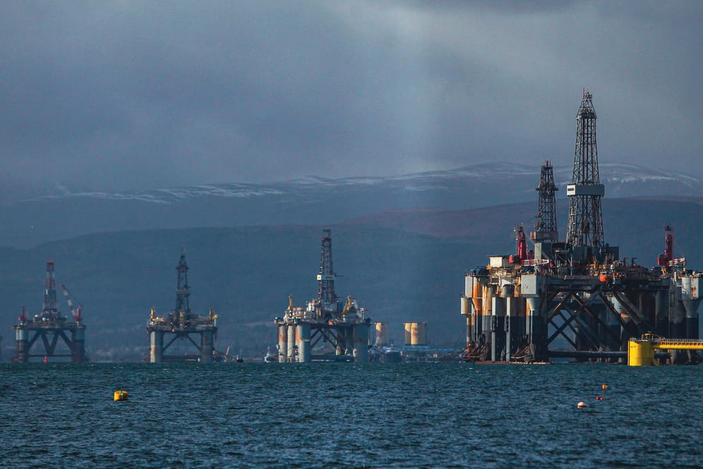 Ölplattformen vor Schottland (Symbolbild): Die Ölpreise stiegen am Donnerstag wieder an.