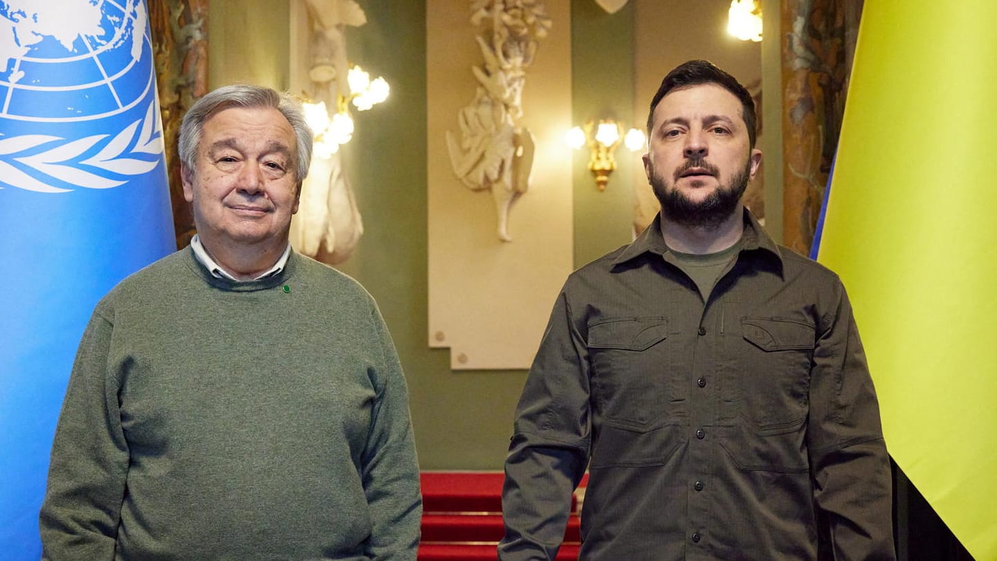 UN-Generalsekretär Guterres und der ukrainische Präsident Selenskyj in Kiew: Vorgestern noch habe Guterres im Kreml gesessen und "heute gibt es nur einen Kilometer von ihm entfernt Explosionen".
