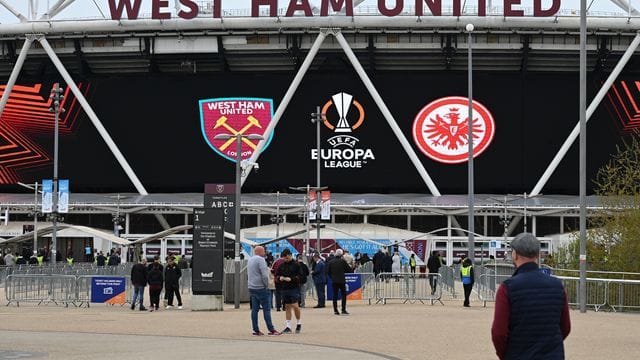 Bei Eintracht Frankfurts Gastspiel bei West Ham United kam es in der Halbzeit zu einem unschönen Zwischenfall. Bei Eintracht Frankfurts Gastspiel bei West Ham United kam es in der Halbzeit zu einem unschönen Zwischenfall.