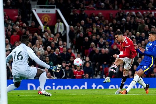 Cristiano Ronaldo (M) erzielte für United das 1:1 gegen Chelsea.