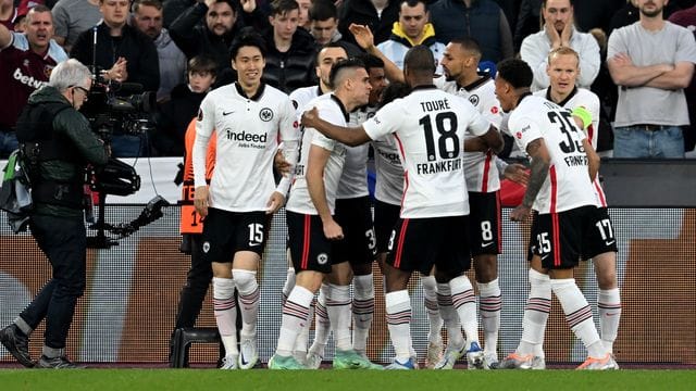 Eintracht Frankfurt darf nach dem Sieg in London vom Europa-League-Finale träumen. Eintracht Frankfurt darf nach dem Sieg in London vom Europa-League-Finale träumen.