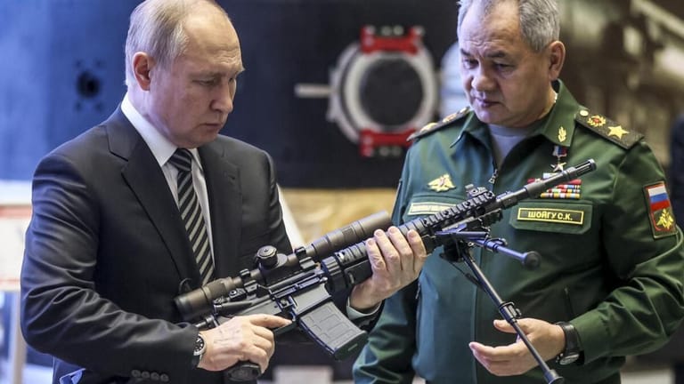 Wladimir Putin mit Verteidigungsminister Sergei Schoigu (Archivbild).