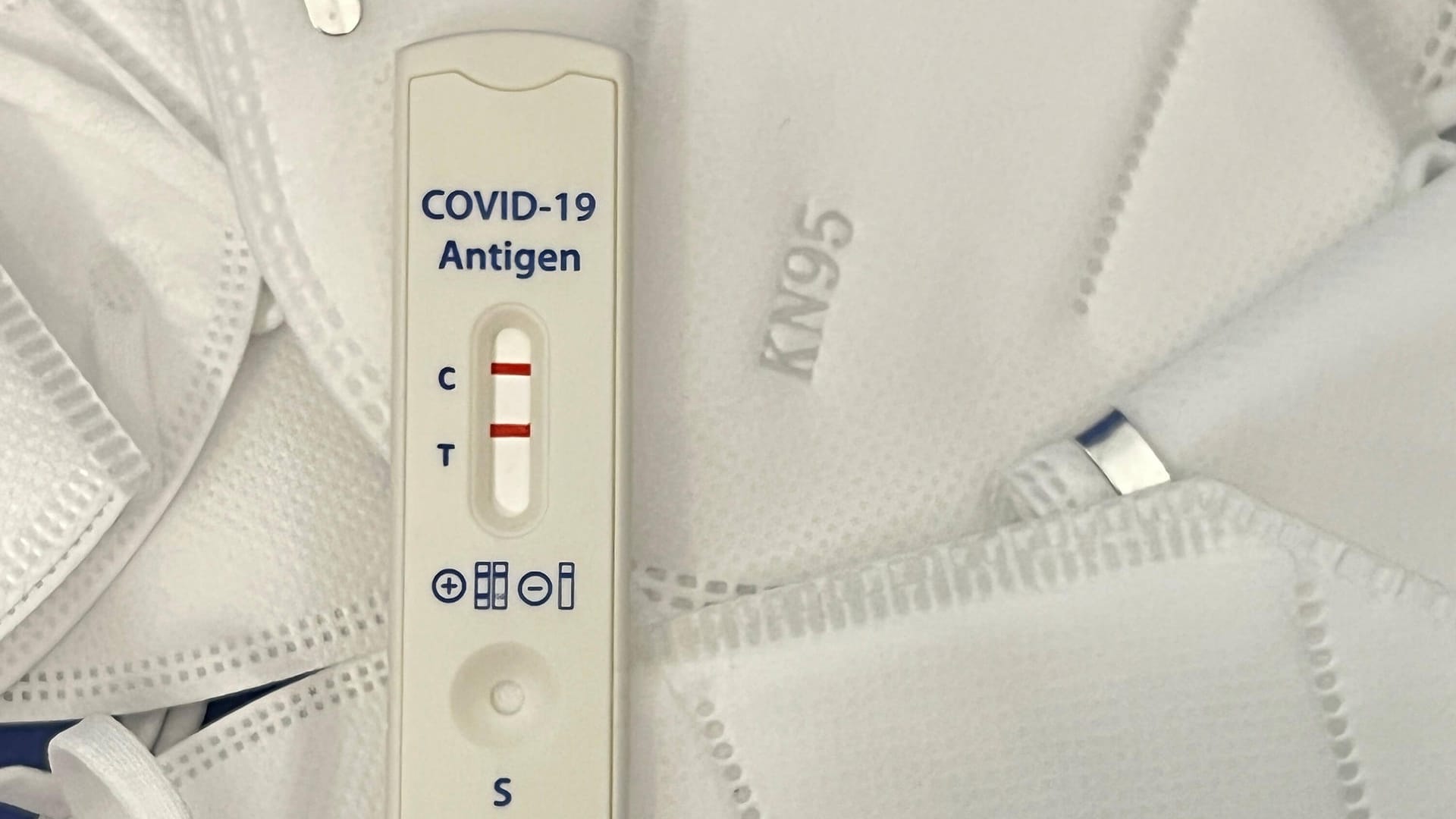 Ein positiver Corona-Schnelltest (Symbolbild): Die Gesundheitsminister wollen die Isolationszeit vereinheitlichen.