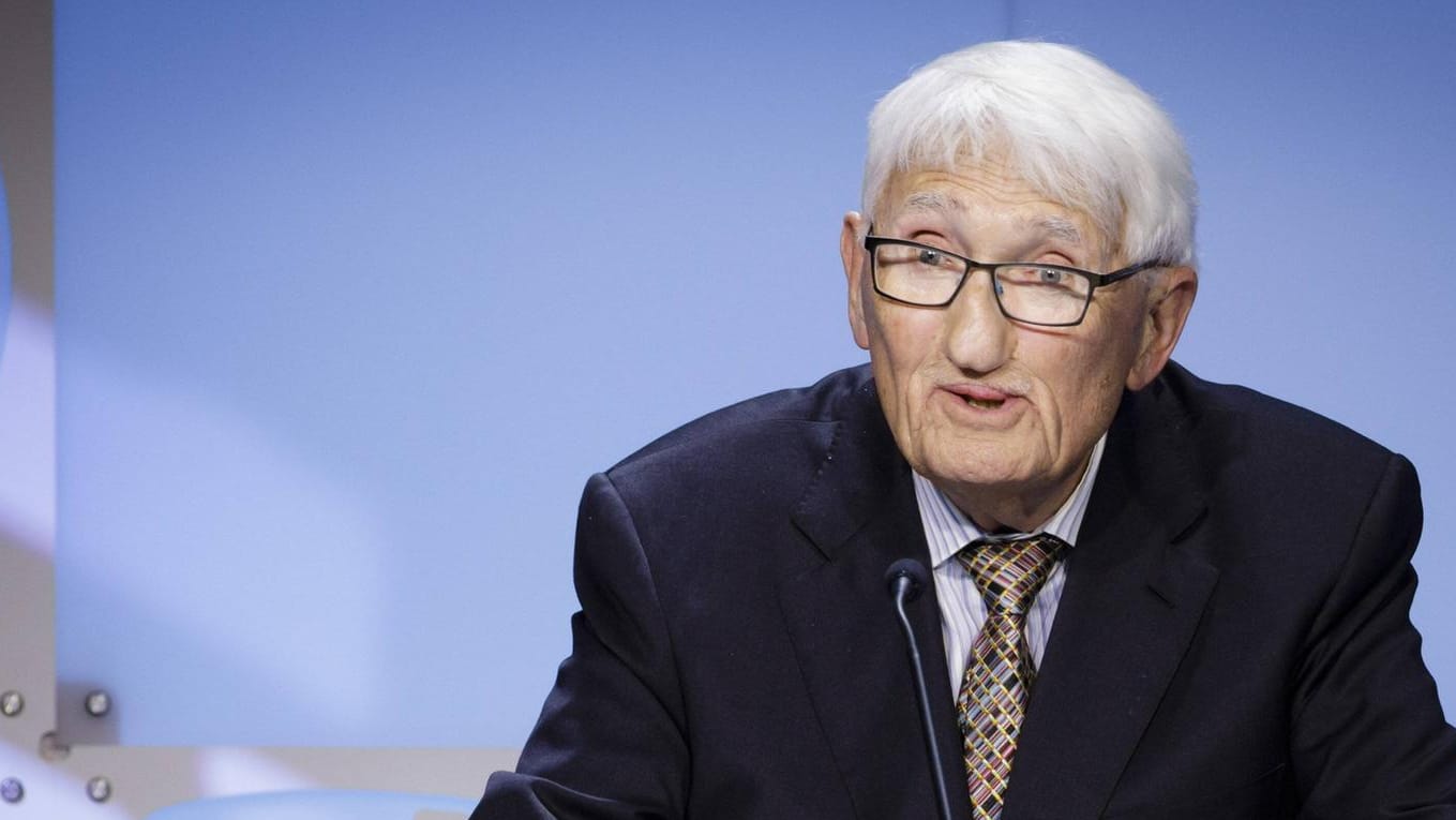 Jürgen Habermas bei einer Rede in Berlin (Archivbild): Der Philosoph hat sich zum Ukraine-Krieg zu Wort gemeldet.