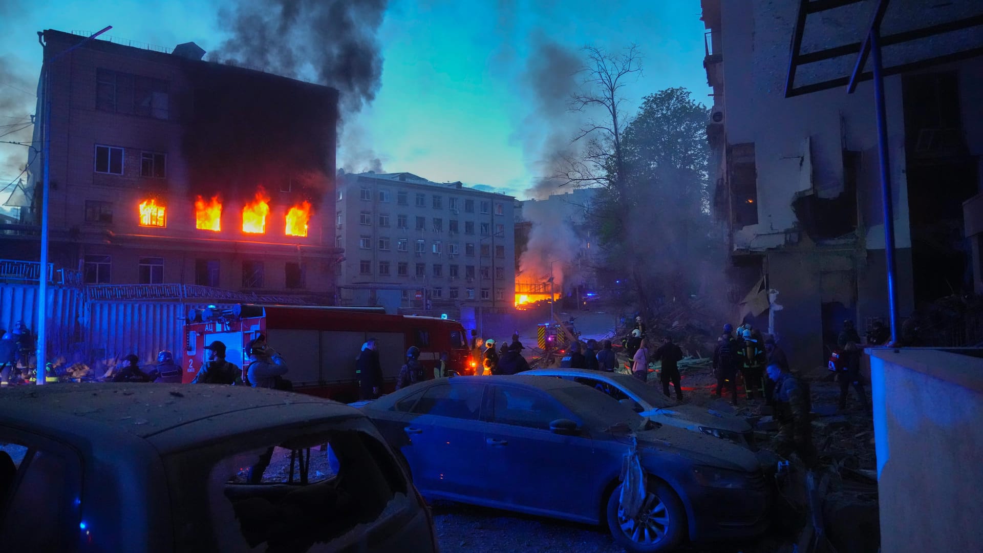 Feuerwehrleute löschen einen Brand nach einem russischen Raketenangriff in Kiew.