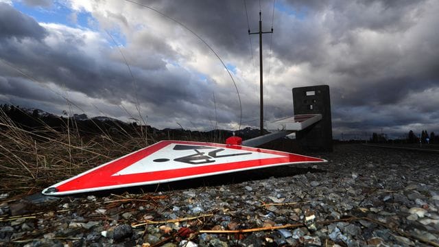 Bafff: Knallt ein Verkehrschild im Sturm um, kommt es bei der Schadenersatzfrage auch darauf an, ob es zuvor ordnungsgemäß gesichert war.