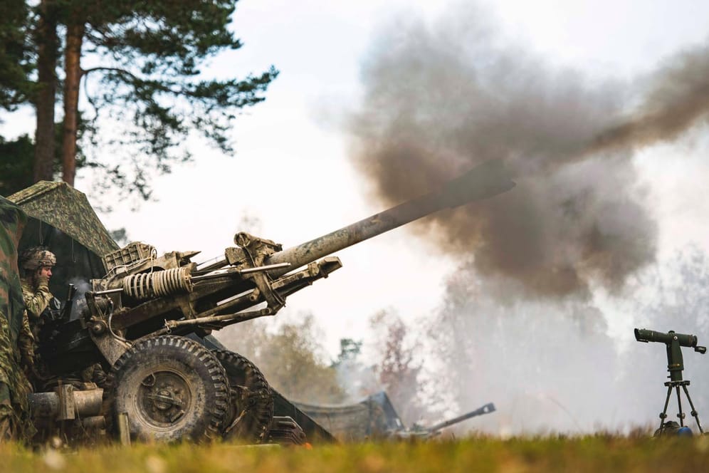 Eine amerikanische Haubitze wird abgefeuert (Archivbild): Die USA können jetzt der Ukraine auch Waffen verleihen.