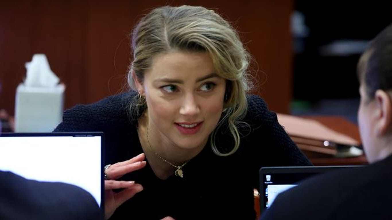 Die Schauspielerin Amber Heard bespricht sich mit ihrem Anwaltsteam.