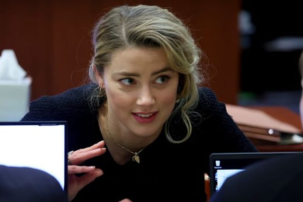 Die Schauspielerin Amber Heard bespricht sich mit ihrem Anwaltsteam.