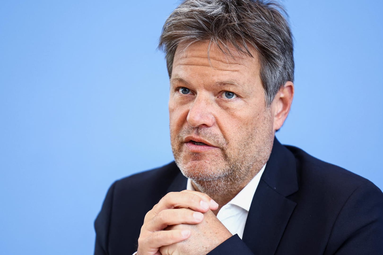 Robert Habeck bei einer Pressekonferenz (Archivbild): der Wirtschaftsminister hat seine Entscheidung zu Waffenlieferungen auf Twitter begründet.