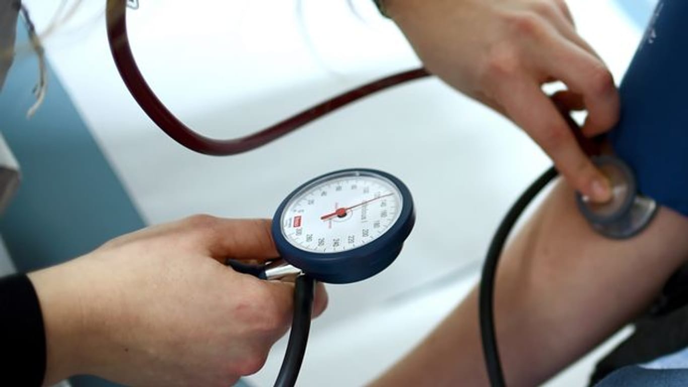 Bluthochdruck bei Kindern muss frühzeitig behandelt werden, um Langzeitfolgen zu verhindern.