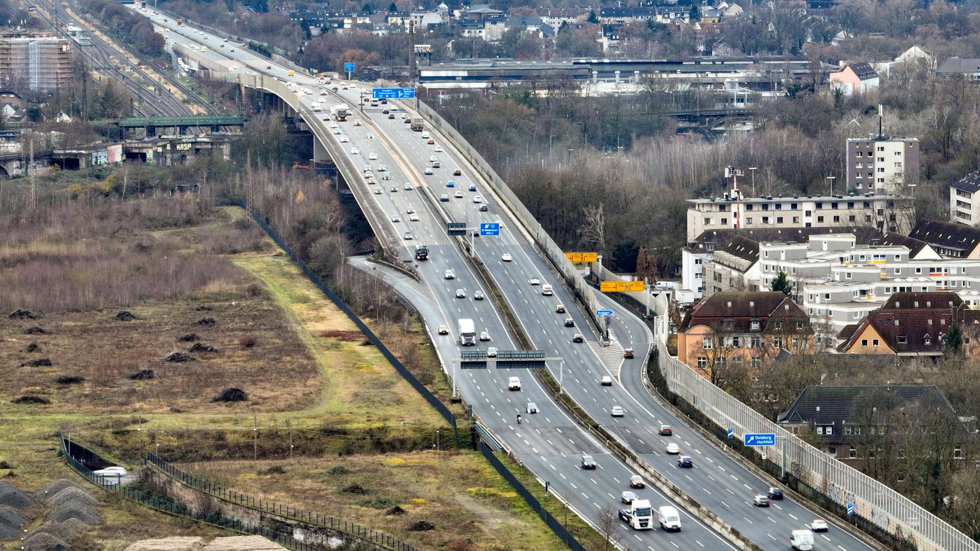 Die A59 bei Duisburg in Richtung Düsseldorf aus der Luft (Archivbild): Autofahrer müssen am Wochenende auf andere Autobahnen ausweichen.