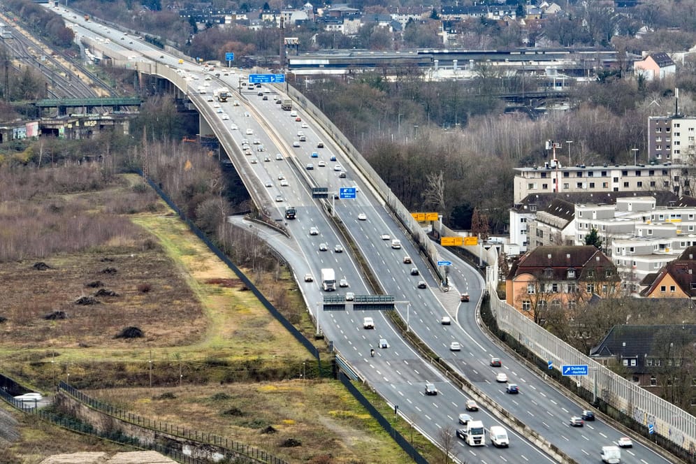 Die A59 bei Duisburg in Richtung Düsseldorf aus der Luft (Archivbild): Autofahrer müssen am Wochenende auf andere Autobahnen ausweichen.
