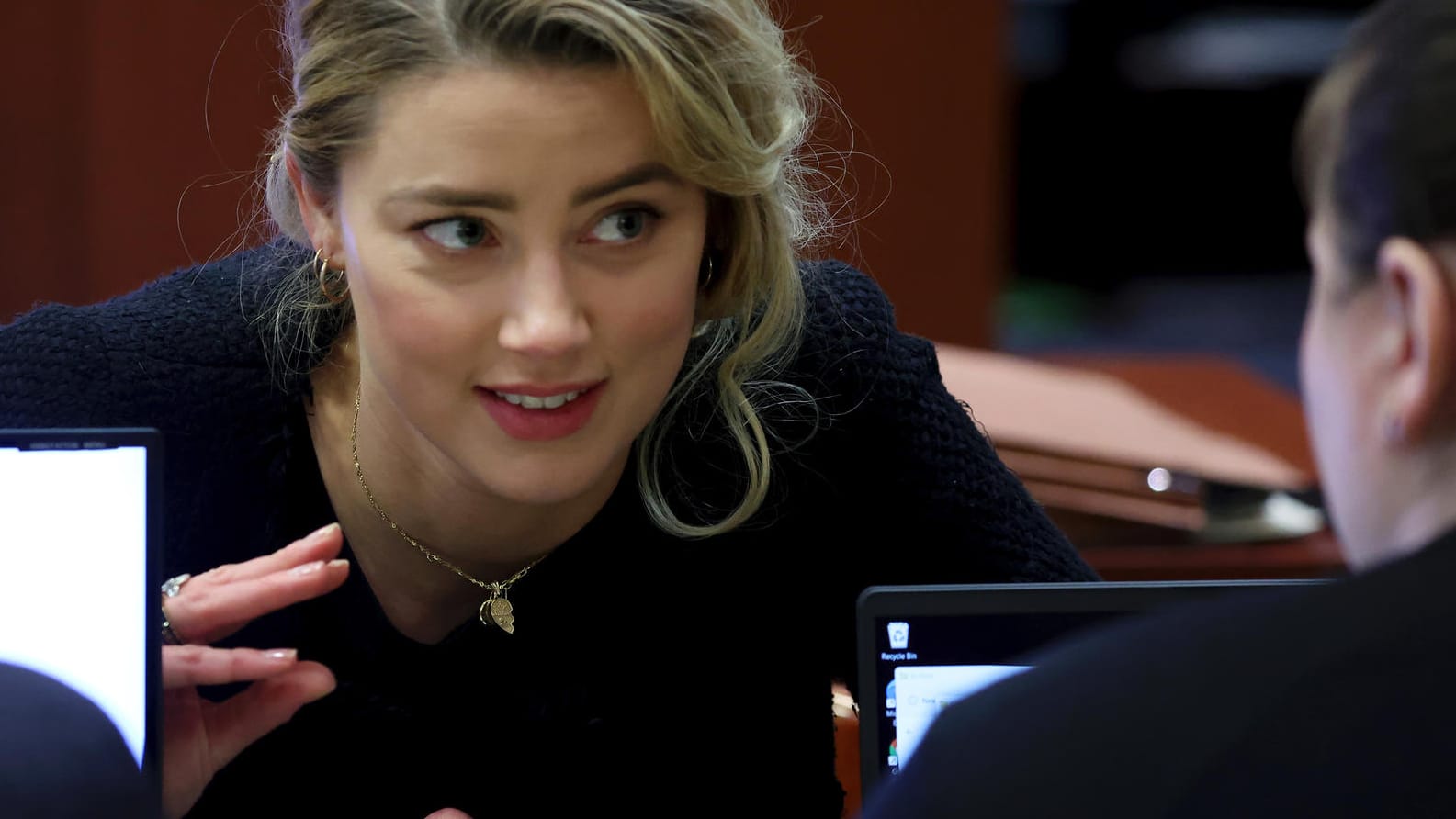 Amber Heard im Gerichtssaal des Fairfax County Circuit Court: Ein Zeuge sagte aus, sie habe die Scheidungsmillionen nicht gespendet.