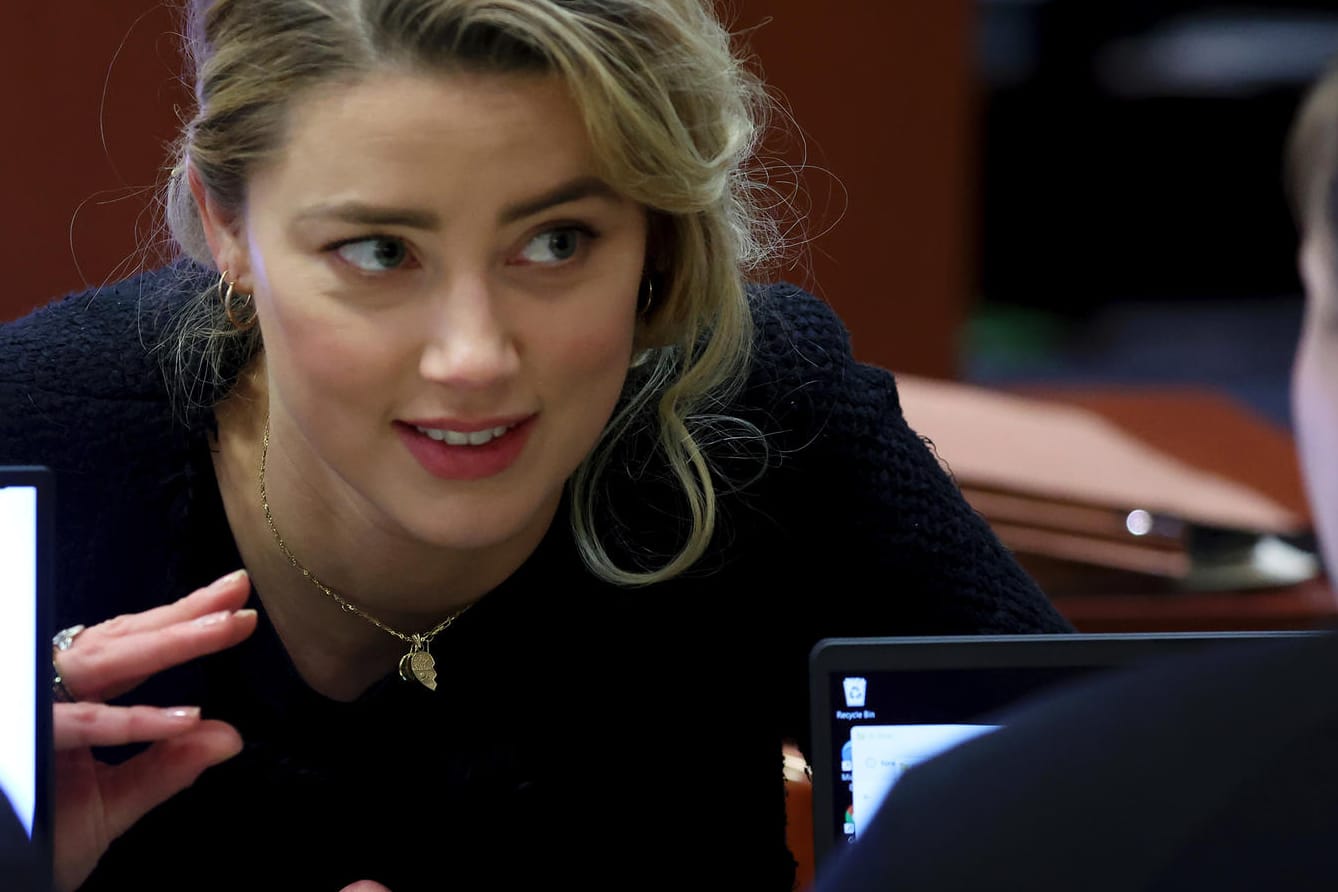 Amber Heard im Gerichtssaal des Fairfax County Circuit Court: Ein Zeuge sagte aus, sie habe die Scheidungsmillionen nicht gespendet.