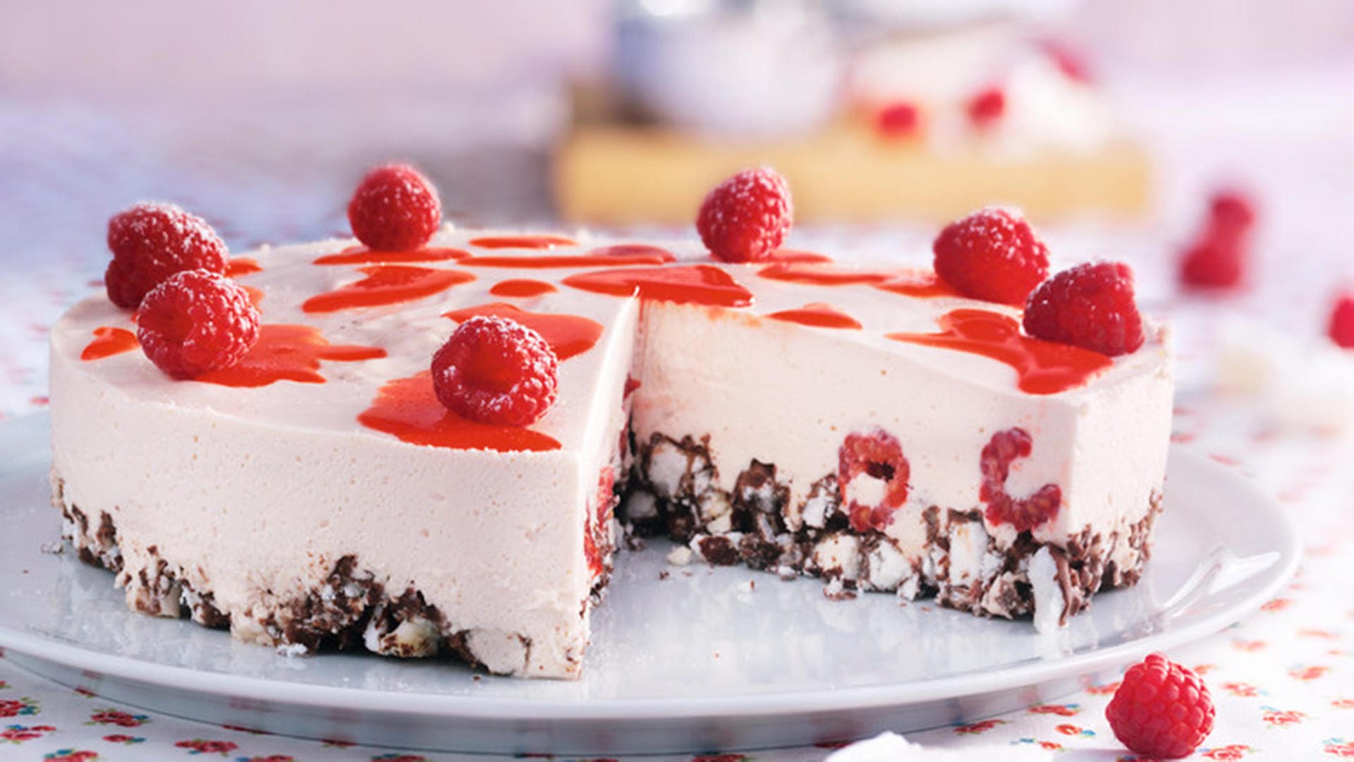 Himbeer-Käsekuchen mit Boden ohne Backen: Der Boden besteht aus Baiser und Schokolade.