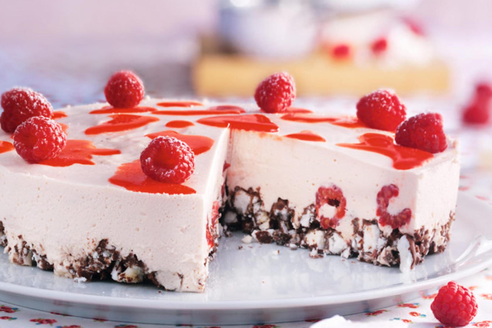 Himbeer-Käsekuchen mit Boden ohne Backen: Der Boden besteht aus Baiser und Schokolade.