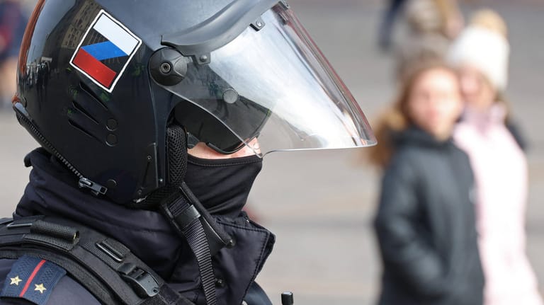 Polizist in Moskau: Der Elfjährige aus Kamyschin könnte später Probleme bei der Berufs- und Studienwahl bekommen.