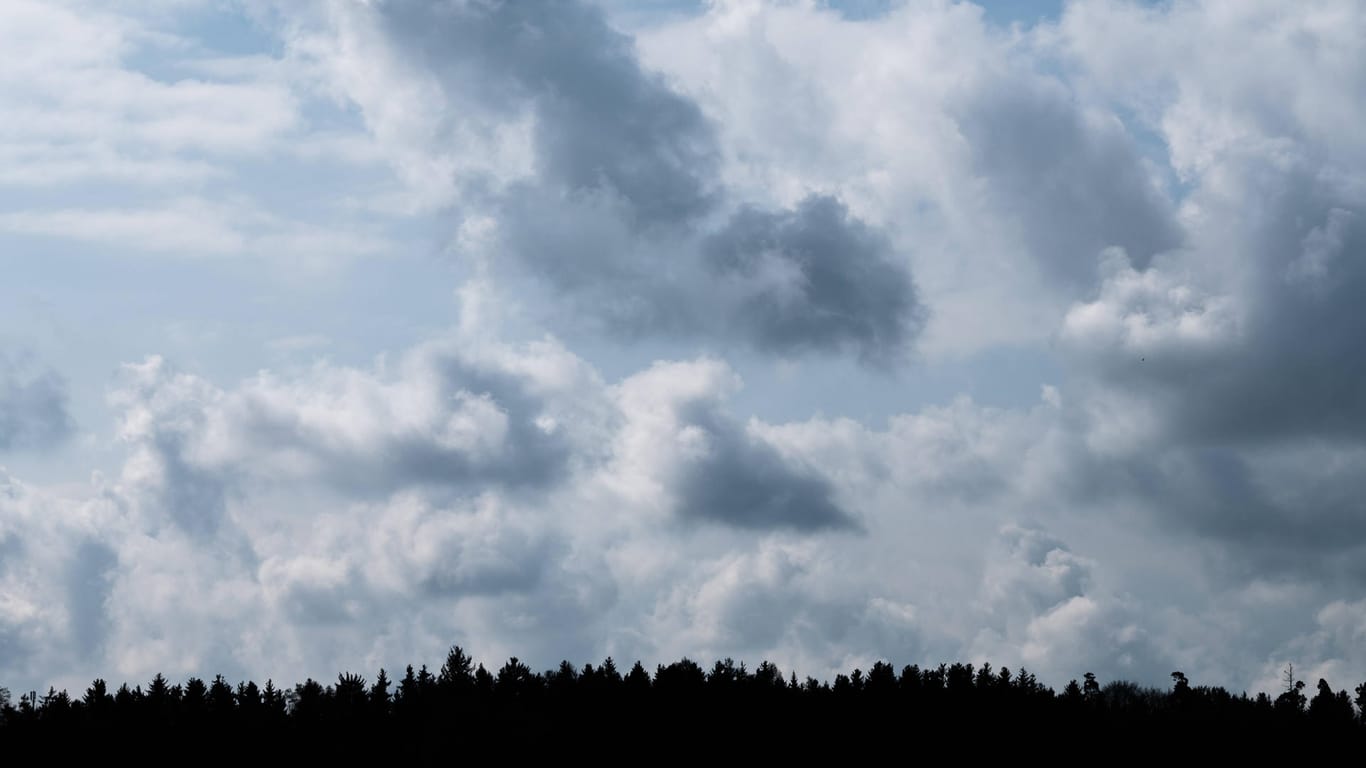 Dunkle Wolken ziehen am Himmel zusammen (Symbolbild): Am Wochenende wird es in Stuttgart viel regnen.