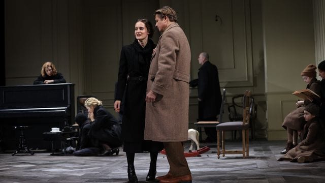 Schauspieler stehen während einer Probe des Stücks "Leopoldstadt" auf der Bühne im Theater in der Josefstadt. Schauspieler stehen während einer Probe des Stücks "Leopoldstadt" auf der Bühne im Theater in der Josefstadt.