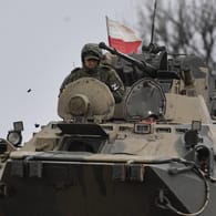 Russische Soldaten in einem Panzer nahe Saporischja: Dort sollen zwei britische Staatsbürger gefangen genommen worden sein.