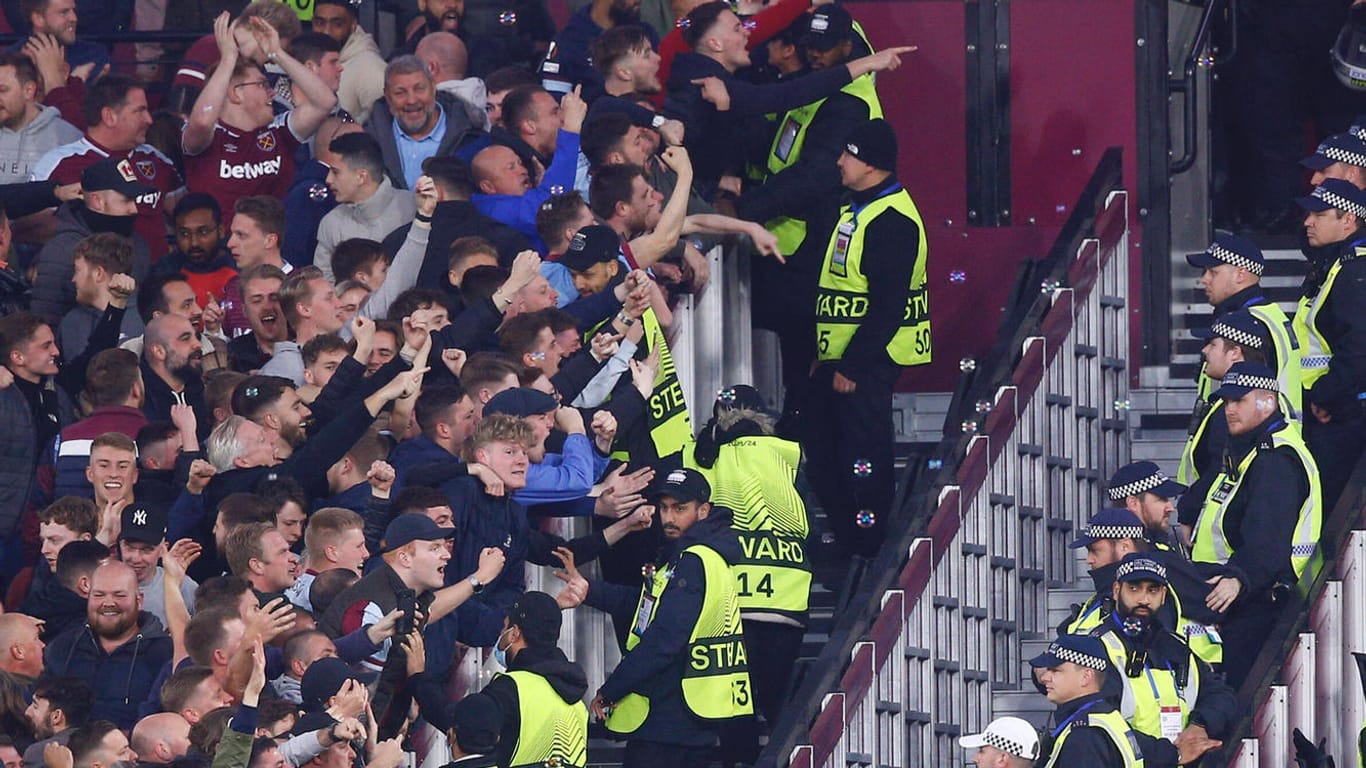 West-Ham- und Frankfurt-Fans provozieren sich: Im London Stadium herrschte eine angespannte Stimmung.