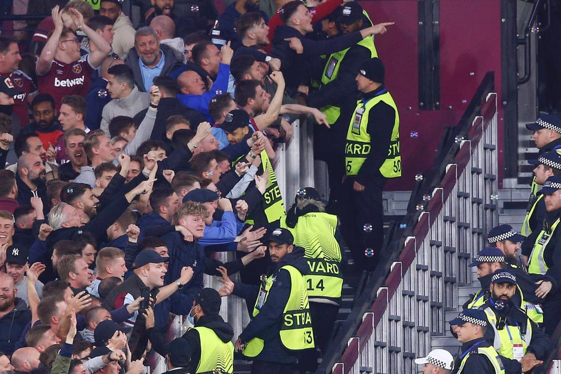 West-Ham- und Frankfurt-Fans provozieren sich: Im London Stadium herrschte eine angespannte Stimmung.