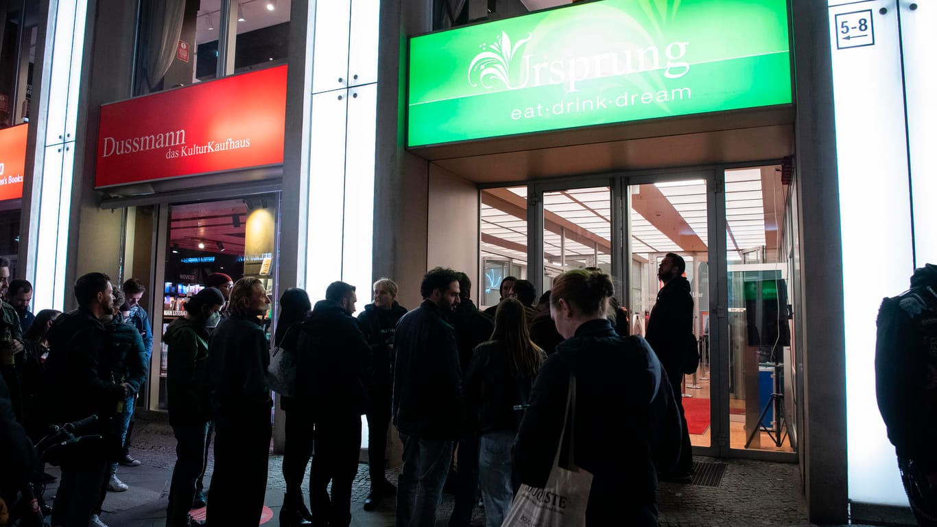 Fans warten vor einem Berliner Kaufhaus: Sie wollten sich das neue Rammstein-Album sichern.