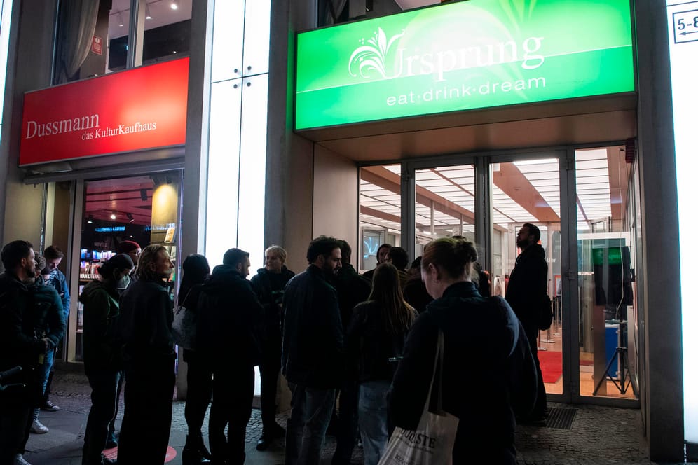 Fans warten vor einem Berliner Kaufhaus: Sie wollten sich das neue Rammstein-Album sichern.