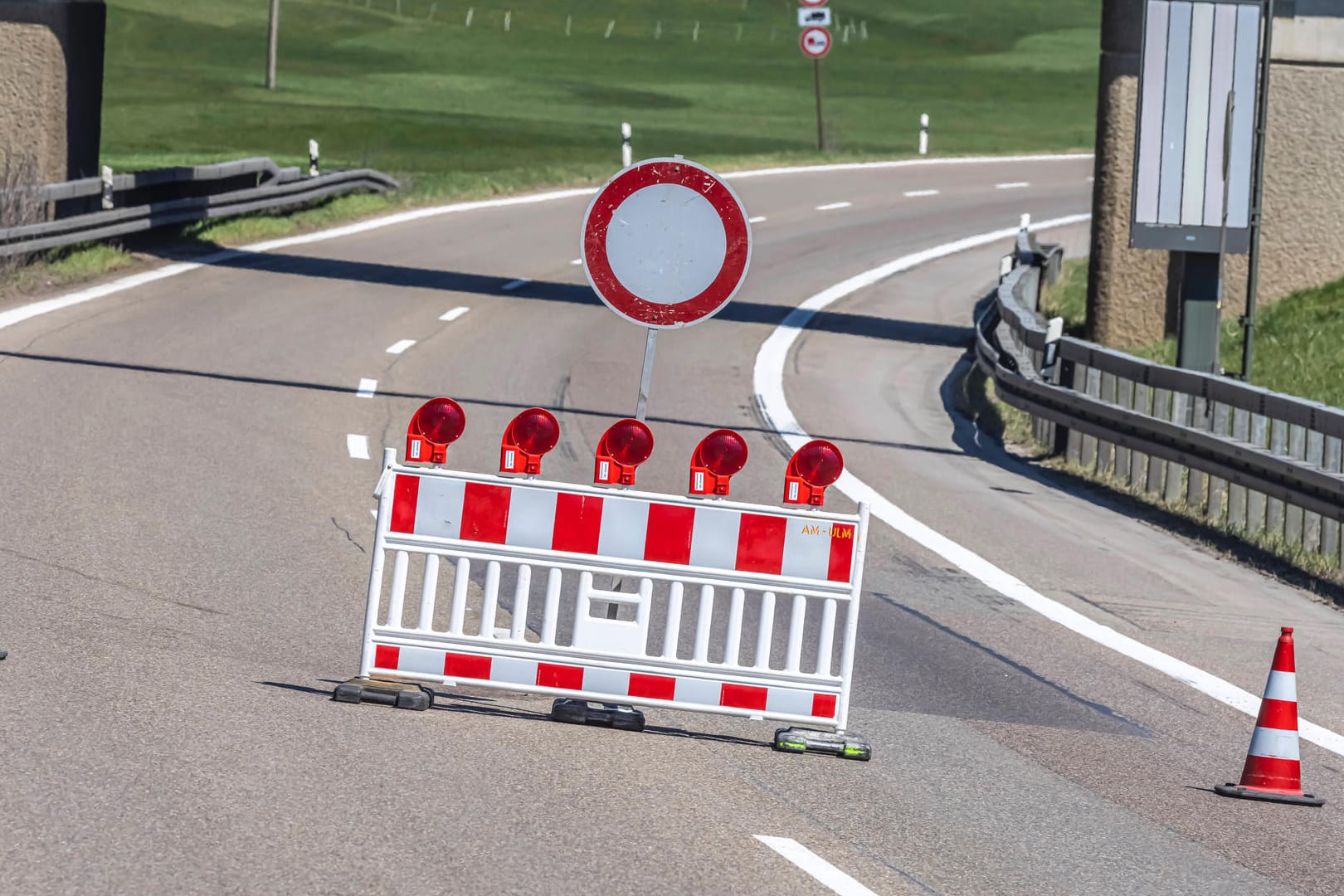 Fahrbahn gesperrt (Symbolbild): Auf der A3 kommt es am Wochenende bei Erlangen zu einer Vollsperrung.