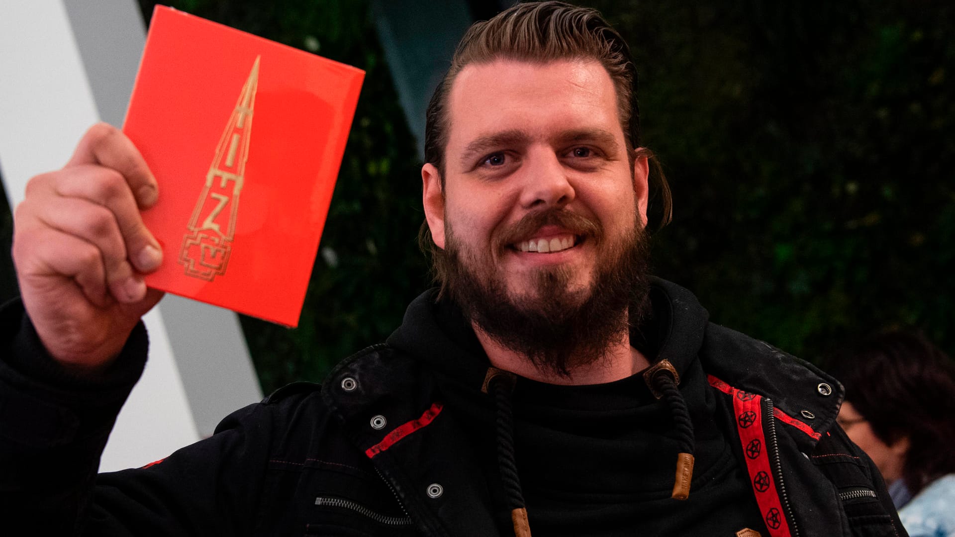 Ein Fan hält das neue Rammstein-Album in der Hand: Ab Mai geht die Metal-Band auf Stadiontour.