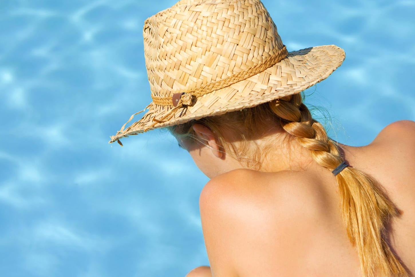 Eine Frau oben ohne im Schwimmbad (Symbolbild): In Göttingen ist das an Wochenenden ab dem 1. Mai erlaubt.