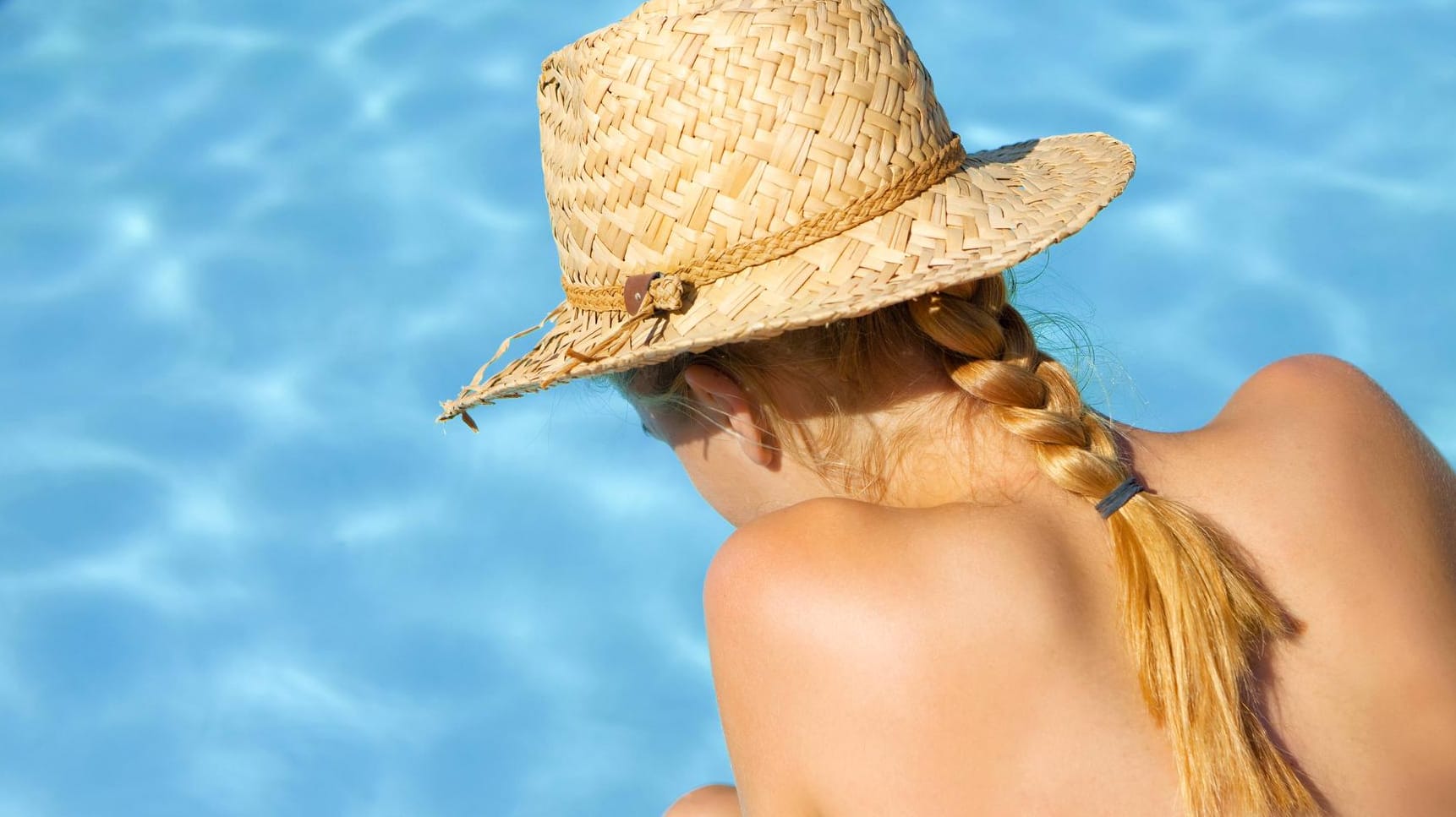 Eine Frau oben ohne im Schwimmbad (Symbolbild): In Göttingen ist das an Wochenenden ab dem 1. Mai erlaubt.