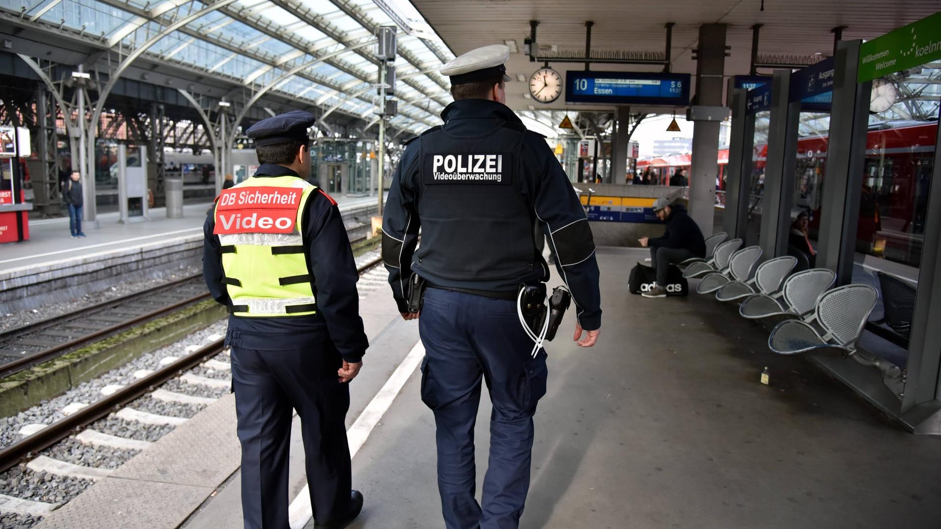 Mitarbeiter von DB Sicherheit und Bundespolizei auf Streife am Kölner Hauptbahnhof: Auch hier besteht bald eine Waffenverbotszone.