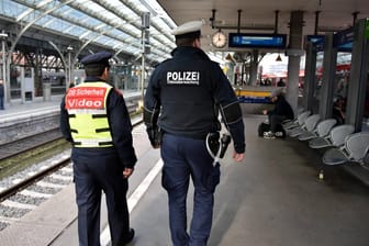 Mitarbeiter von DB Sicherheit und Bundespolizei auf Streife am Kölner Hauptbahnhof: Auch hier besteht bald eine Waffenverbotszone.