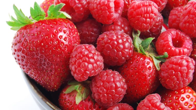 Himbeeren und Erdbeeren (Symbolbild): Die Früchte liegen im Ranking weit vorne, wenn es um zuckerarmes Obst geht.