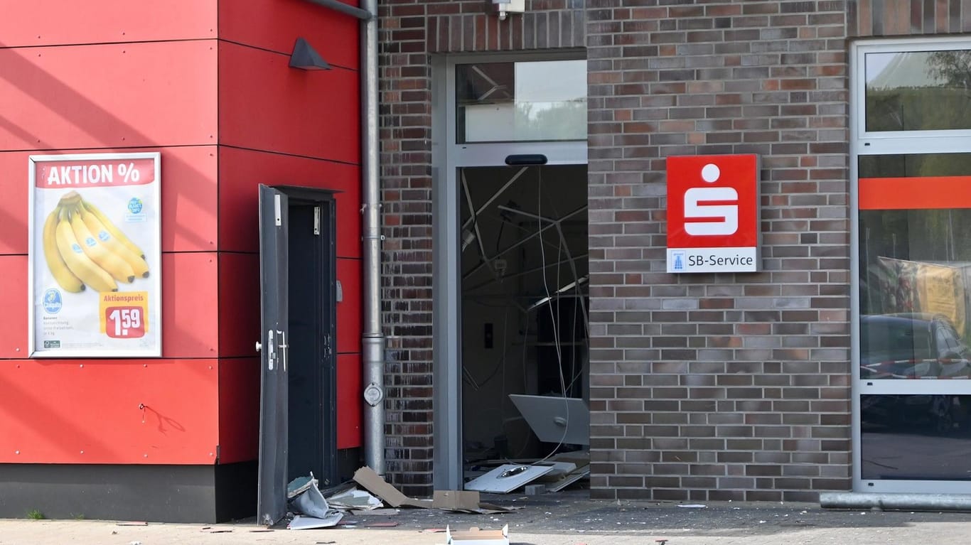 Einrichtungsteile liegen vor der Sparkassen-Filiale: Hier haben Unbekannte einen Geldautomaten gesprengt.